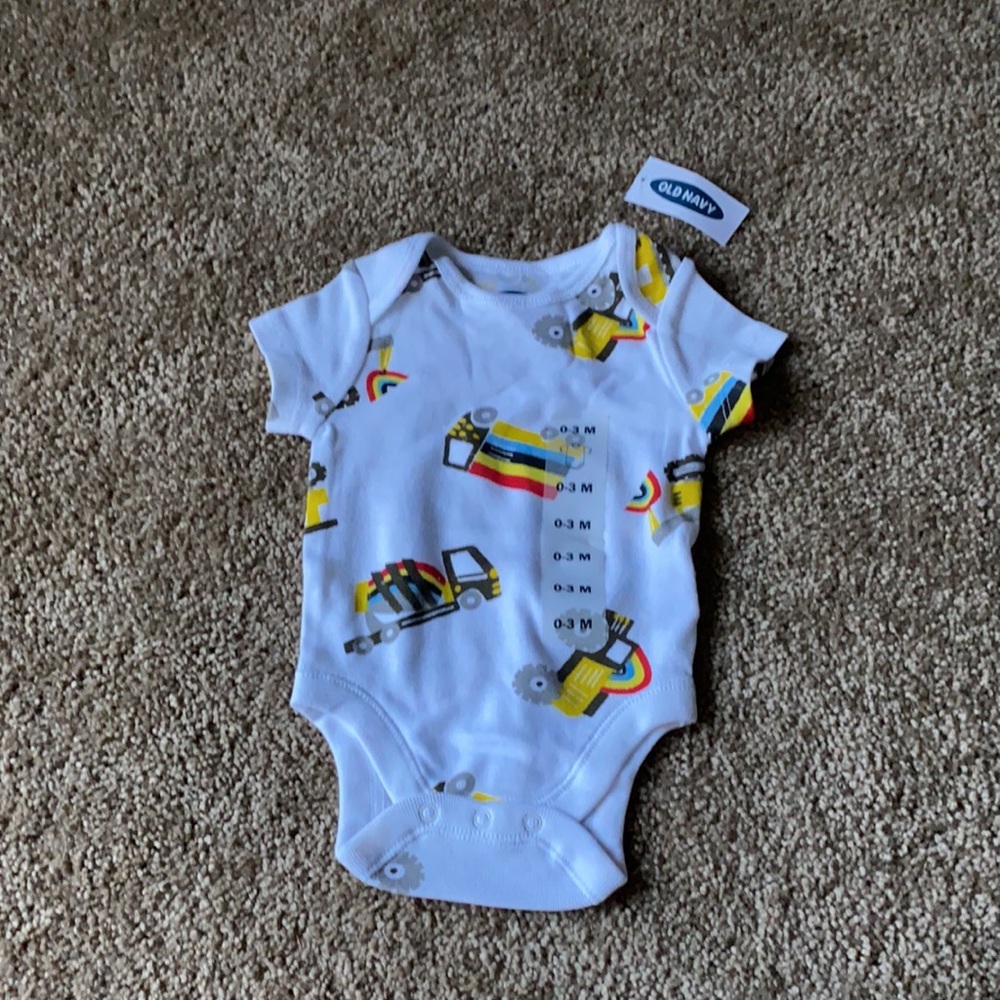I got four onesies size 0 to 3 months for a little boy they are from Old Navy